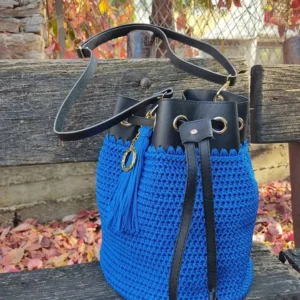 Πλεκτή Τσάντα Bucket με Δερματίνη & Φουντίτσα – Royal Blue